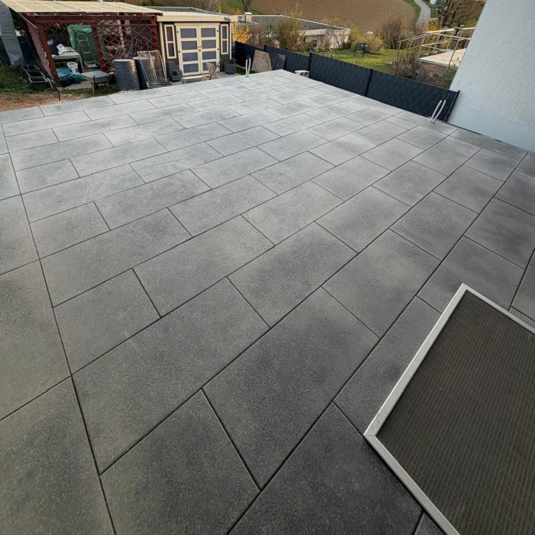 Terrasse miet Plattenbelag Große Terrasse mit grauen Platten im Außenbereich