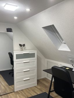 Büro im Dachgeschoss Kleines Büro im Dachgeschoss mit hellem Bodenbelag