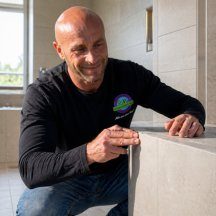 Saubere Ausführung Johannes Herrmann bei der Prüfung sauberer Fliesenarbeiten