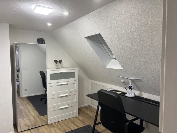 Kleines Büro im Dachgeschoss mit hellem Bodenbelag