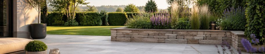 Terrasse mit Gartenbereich Gartenbereich mit Terrasse und bepflanzter Natursteinmauer