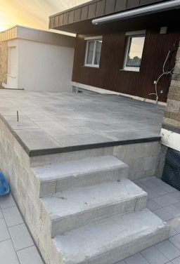 Aussentreppe mit Terrasse Außentreppe und Terrasse mit hellen Platten