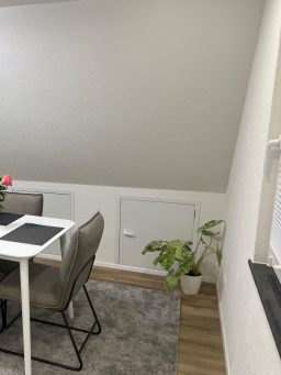 Essbereich nach Renovierung Essbereich mit Innenausbau und heller Wandgestaltung
