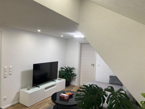 Wohnzimmer einer kleinen Dachgeschosswohnung nach Renovierung