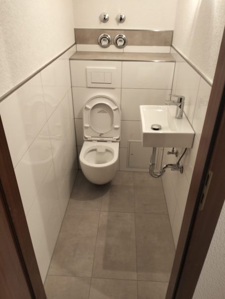 Separates kleines WC mit Waschbecken und Akzentwand