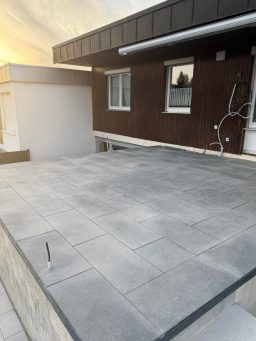 Terrassenfläche vor dem Haus Terrassenfläche mit Plattenbelag vor dem Haus