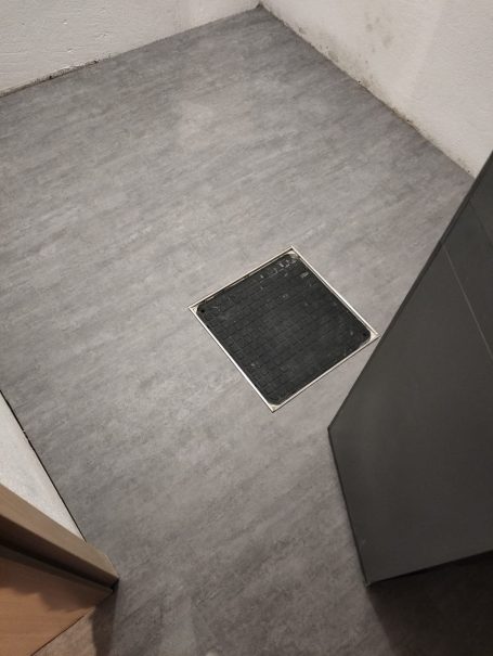 Vinylverlegung mit sauber integrierter Revisionsklappe
