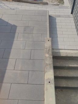 Gehweg mit Plattenbelag Gehweg und Terrassenanschluss mit Plattenbelag