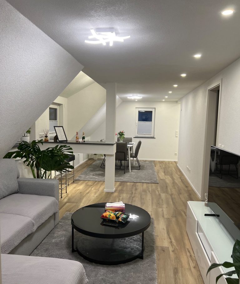 Renovierter Wohnbereich Renovierter Wohnbereich mit Bodenverlegung und Innenausbau