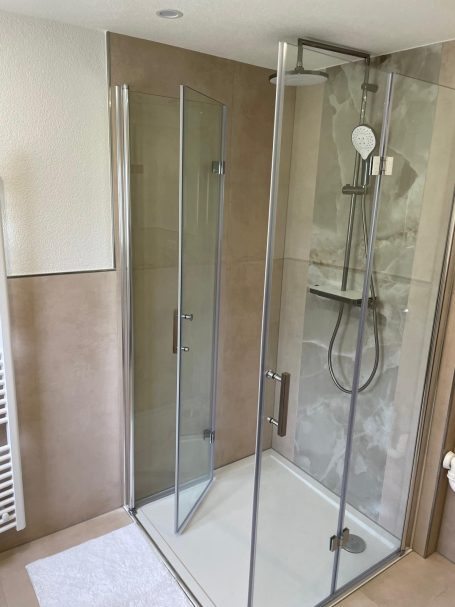 Kleines Bad mit Glasdusche und Fliesen-Highlight